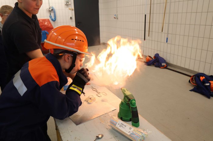 Spannende Experimente begeistern Mitglieder der Jugendfeuerwehr