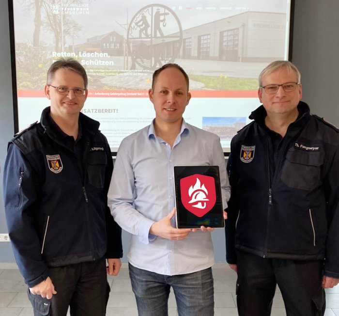 Neue Homepage und digitale Unterstützung für die Feuerwehr Emsbüren | v.l.n.r.: Gemeindebrandmeister Marco Lögerung, Daniel Krickel von easyMission, stellv. Gemeindebrandmeister Thomas Fangmeyer