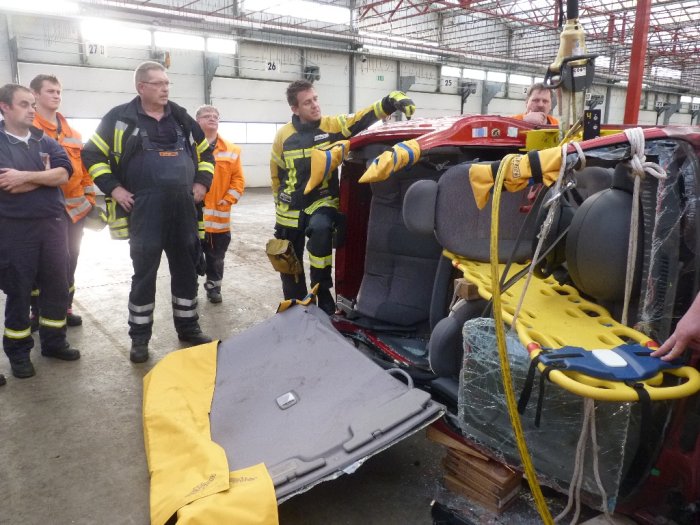 Interne Fortbildung: patientengerechte Rettung aus verunfalltem PKW